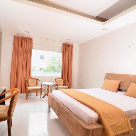 Hotel Peninsula Mangga Besar Giacarta Esterno foto