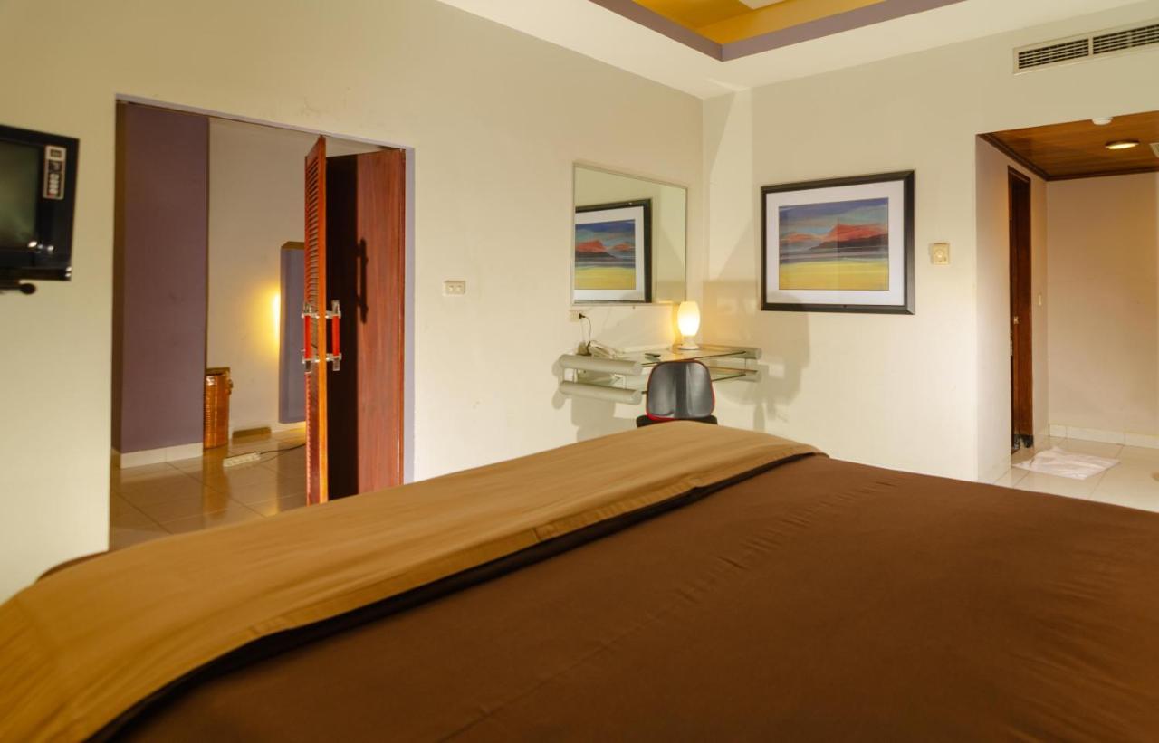 Hotel Peninsula Mangga Besar Giacarta Esterno foto
