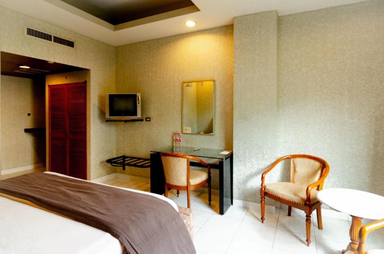 Hotel Peninsula Mangga Besar Giacarta Esterno foto