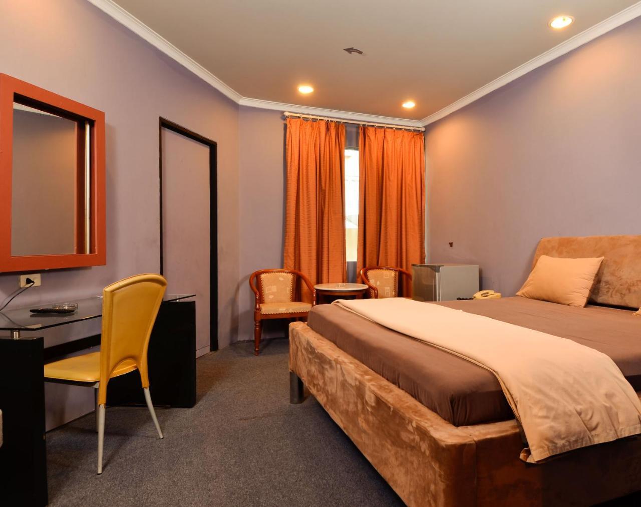 Hotel Peninsula Mangga Besar Giacarta Esterno foto