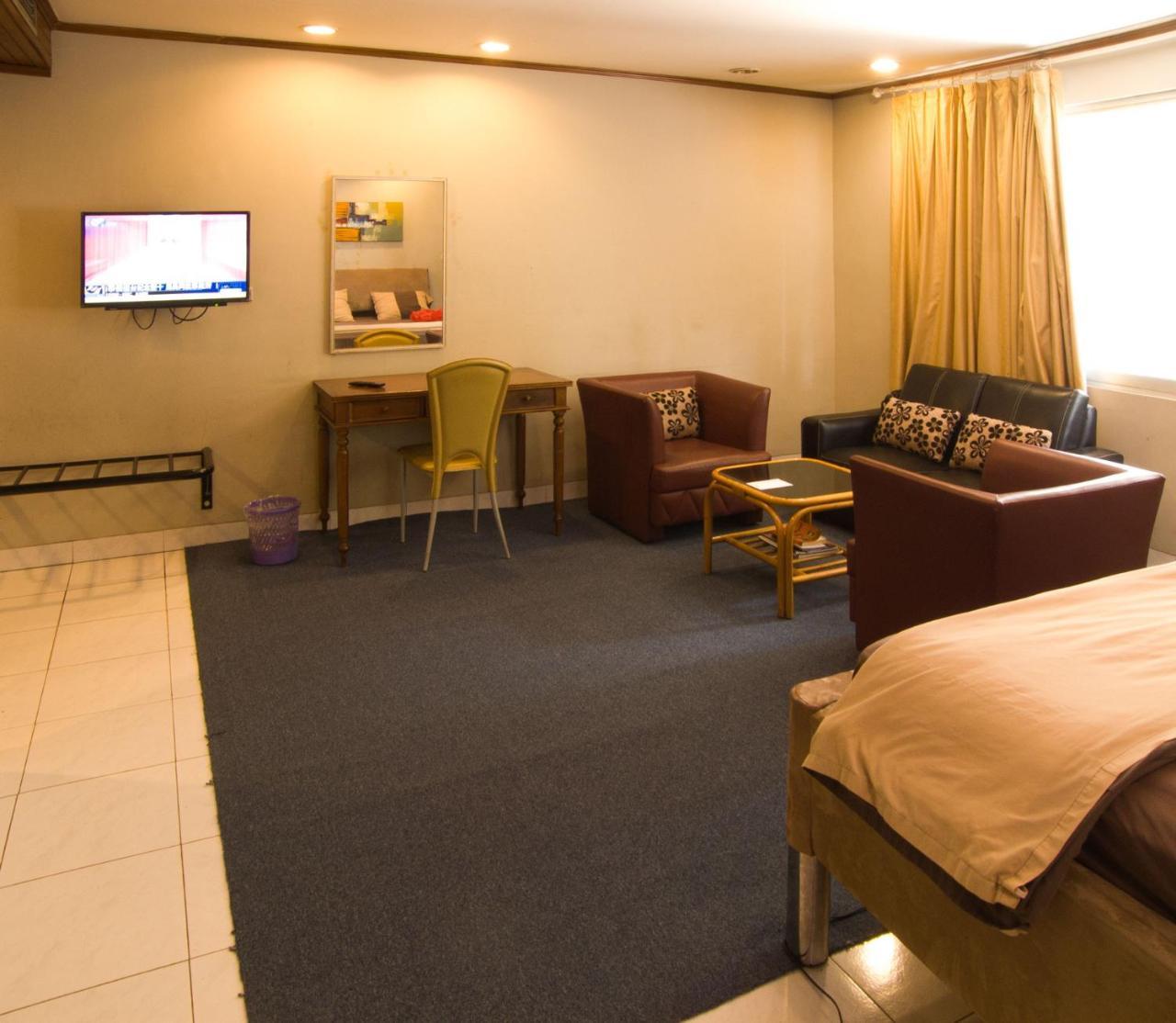 Hotel Peninsula Mangga Besar Giacarta Esterno foto