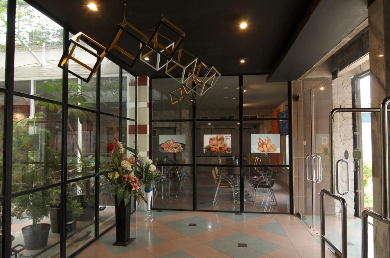 Hotel Peninsula Mangga Besar Giacarta Esterno foto