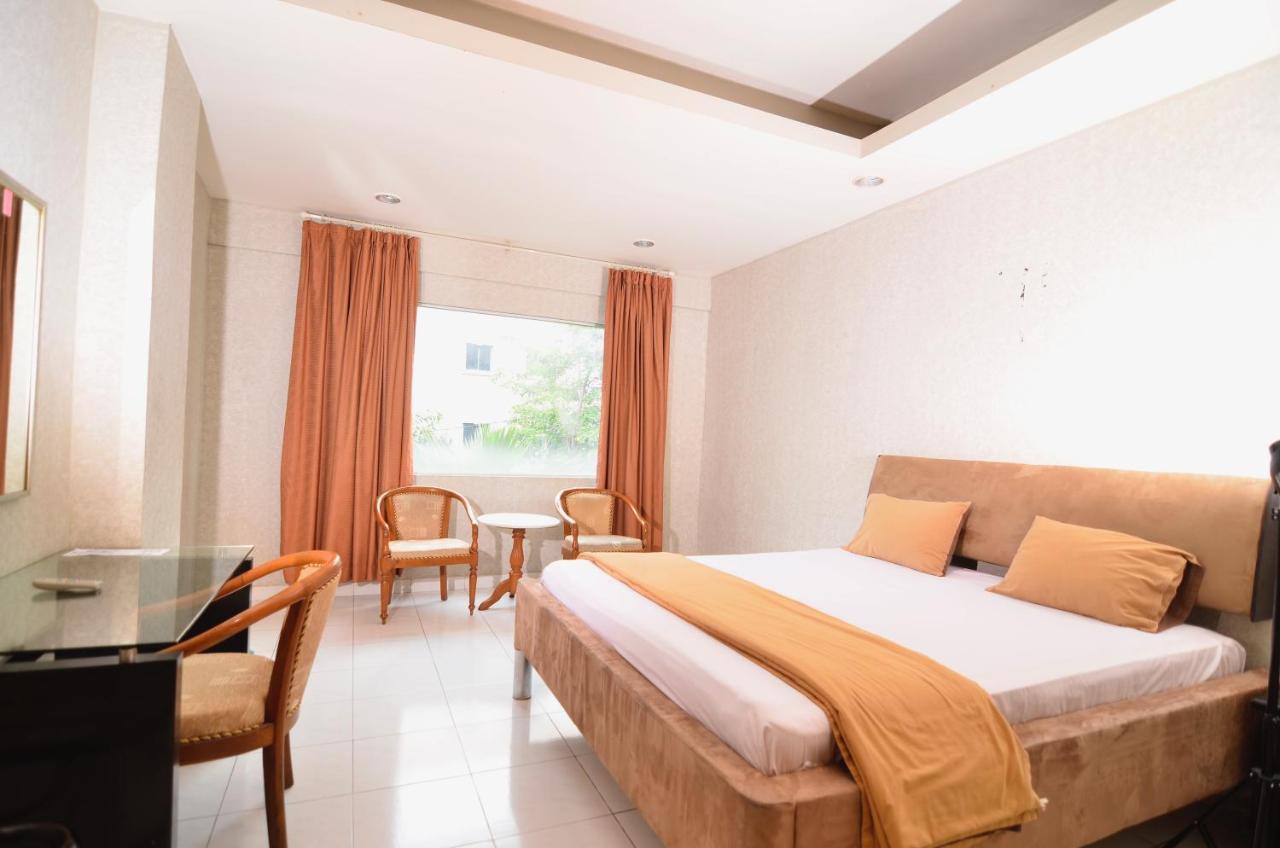Hotel Peninsula Mangga Besar Giacarta Esterno foto