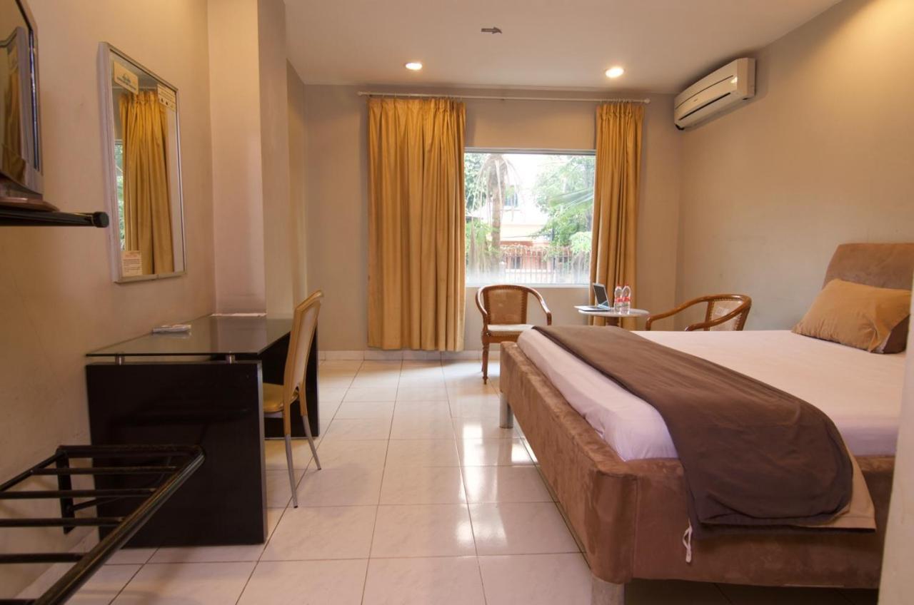 Hotel Peninsula Mangga Besar Giacarta Esterno foto